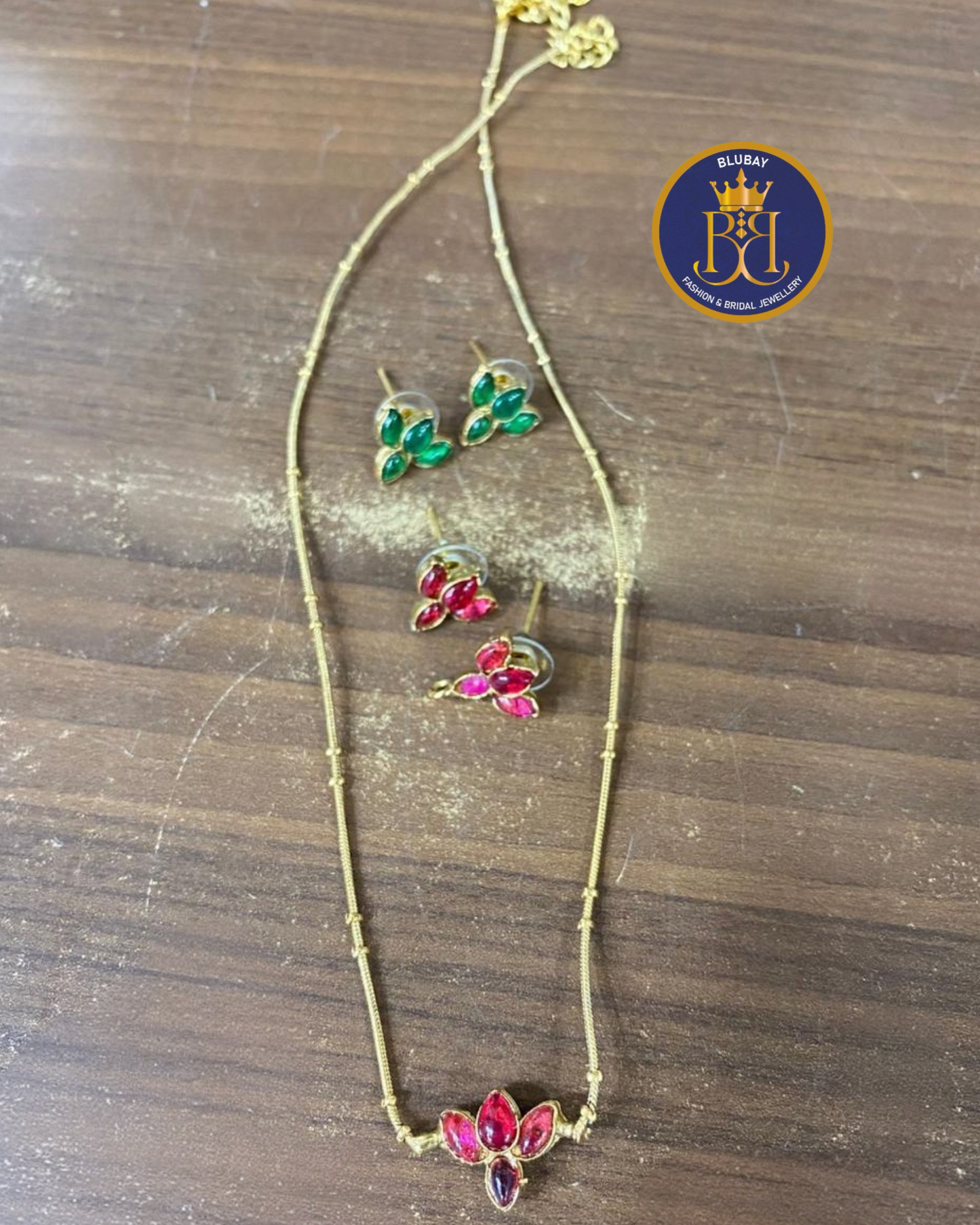 Reversible 2-in-1 red and green kemp stone delicate chain set with 2 pairs of earrings