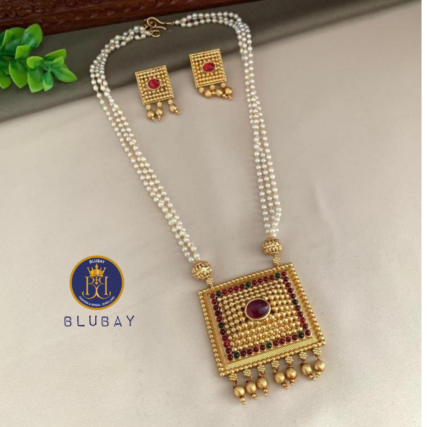 Golden square with beads triple pearl layered pendant chain set