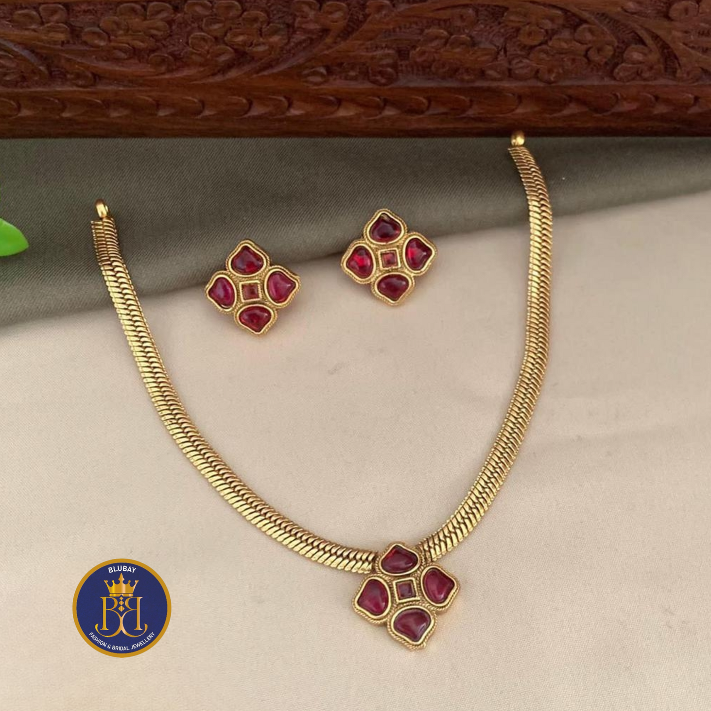 Red Clover Diamond Geometric shaped pendant gold chain Necklace set