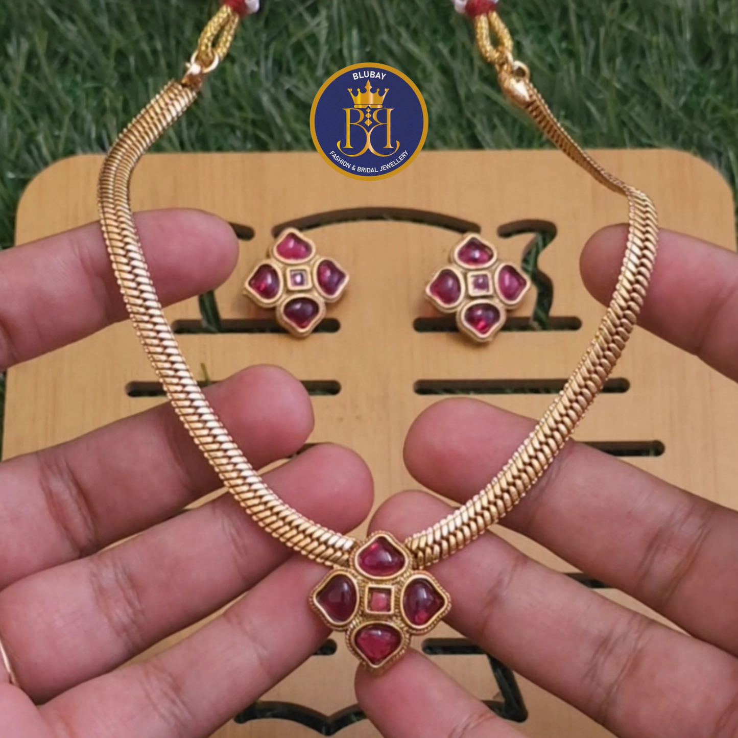 Red Clover Diamond Geometric shaped pendant gold chain Necklace set